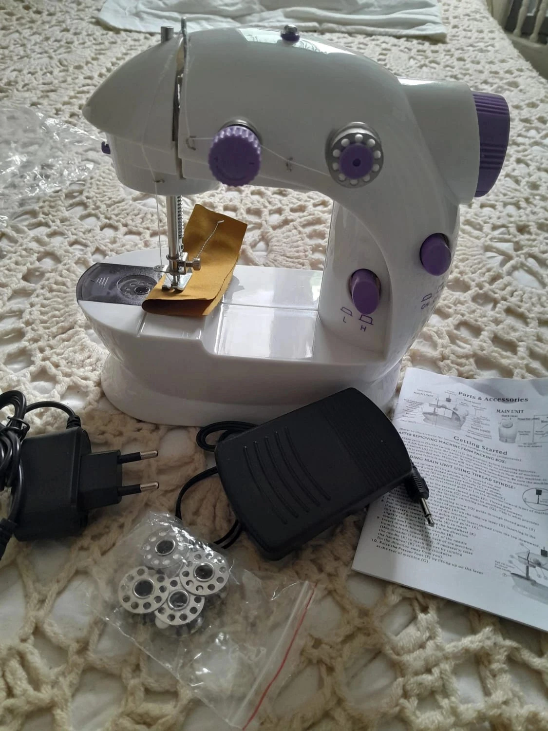 Mini machine à coudre pour petits travaux chez soi,ourlets, vêtements décousus etc..